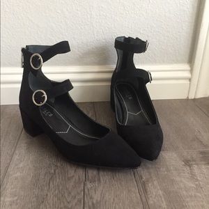 CHARLES DAVID Ankle Strap size 7.5